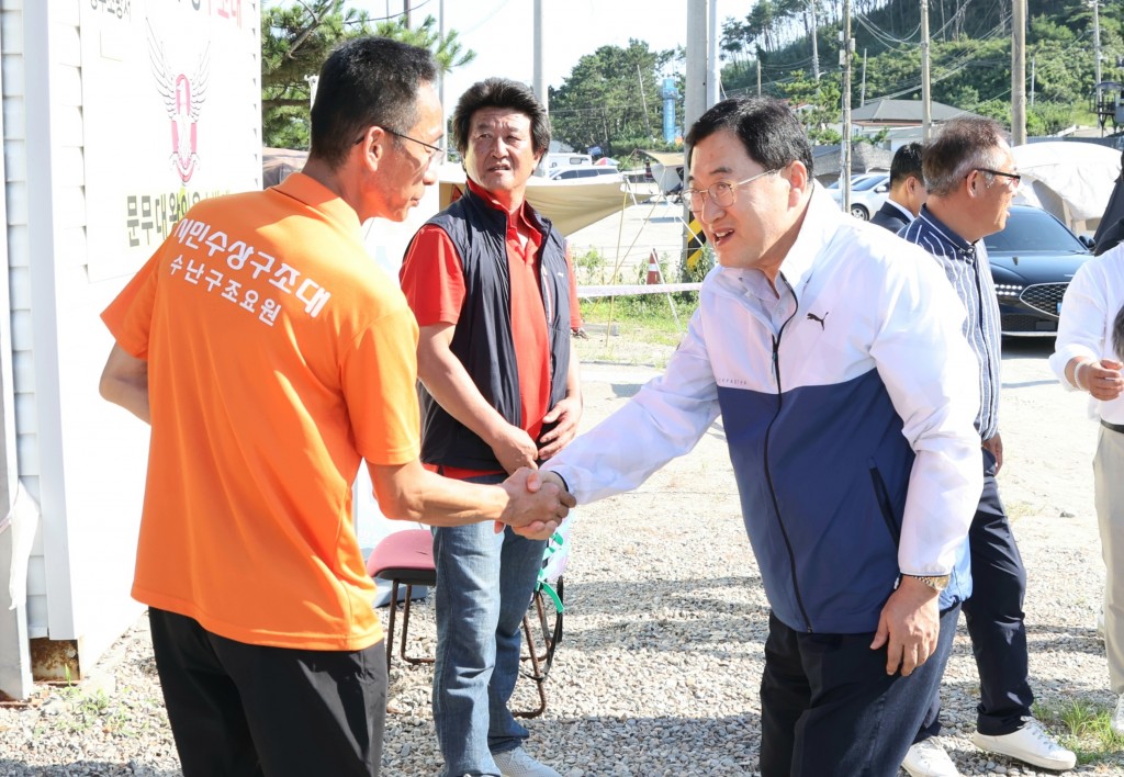 1-1. 주낙영 경주시장 지역 해수욕장 4곳 찾아 인명구조 요원 등 관계자 격려_01