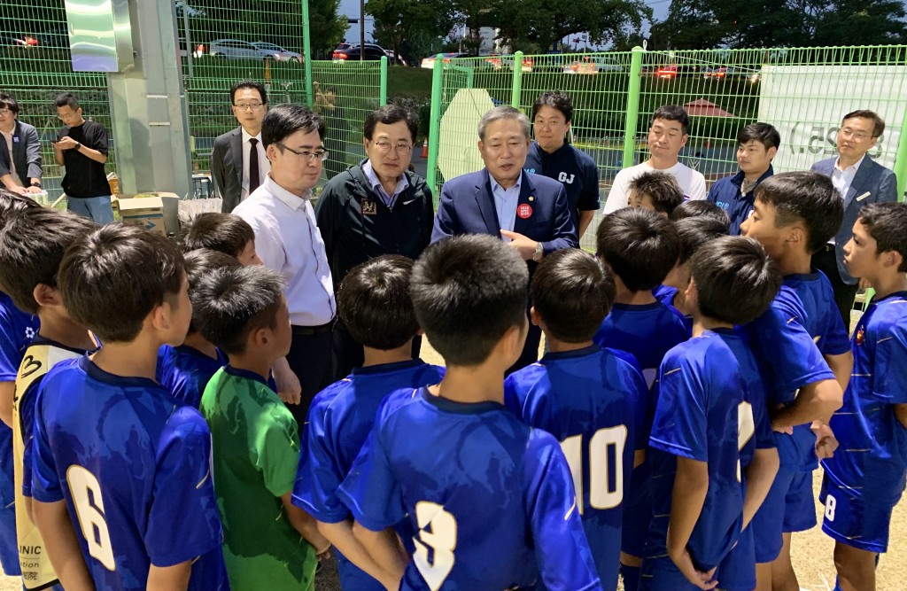 2-2. 해외 초청 유소년팀 경기 찾아 격려