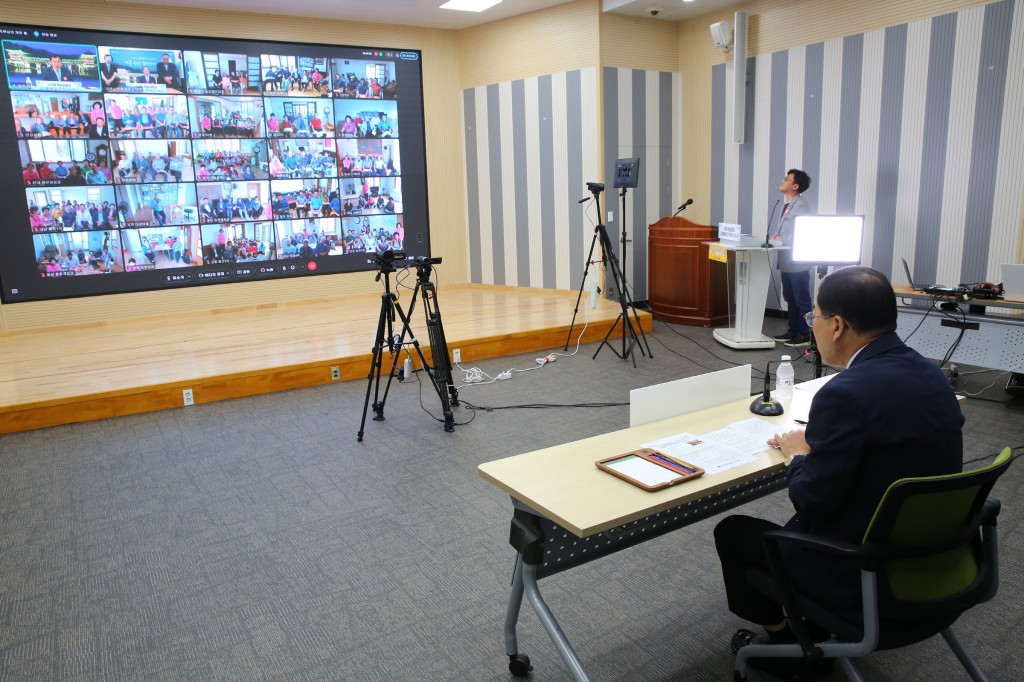 1-2. 경주도 스마트한 경로당 문 열어···지역 경로당 50여곳 화상회의로 추석인사