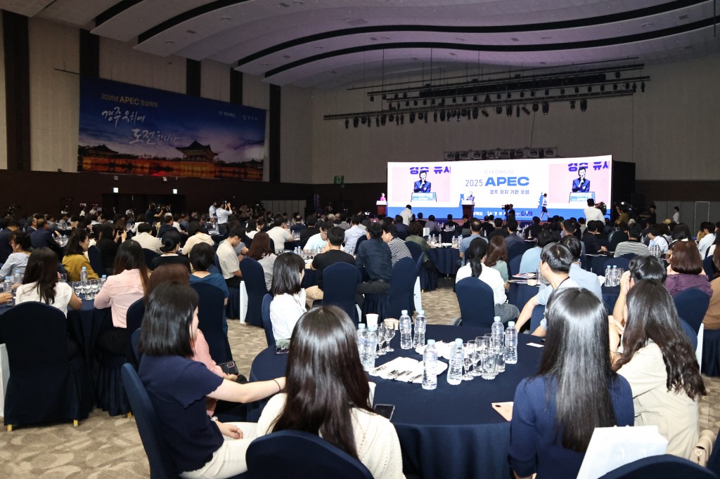 1-4. 주낙영 시장이 7일 하이코에서 열린 APEC 정상회의 경주유치 희망 포럼에 참석해 기념사를 하고 있다