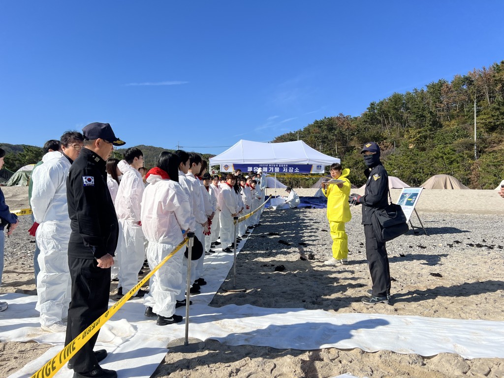 3-1. 8일 경주시 및 포항해양경찰서 등 10개 기관단체가 경주 오류해수욕장에서 해안방제 합동훈련이 진행되고 있다 (1)