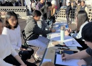 4-2. 22일 웹툰 작가들이 방문객들의 얼굴을 묘사해 캐리커처를 그리고 있다.