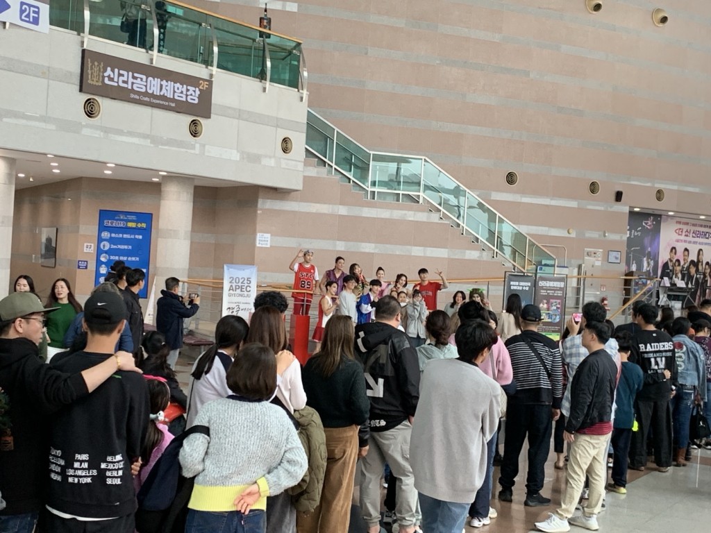 4일 경주엑스포대공원에서 진행된 할리데이비슨 패밀리투어 참가자들이 플라잉 공연 관람 후 포토타임을 갖고 있다.