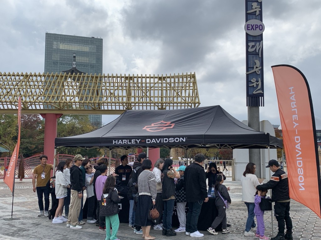 4일 경주엑스포대공원에서 진행된 할리데이슨 패밀리투어 행사에 참여하기 위해 접수를 하는 모