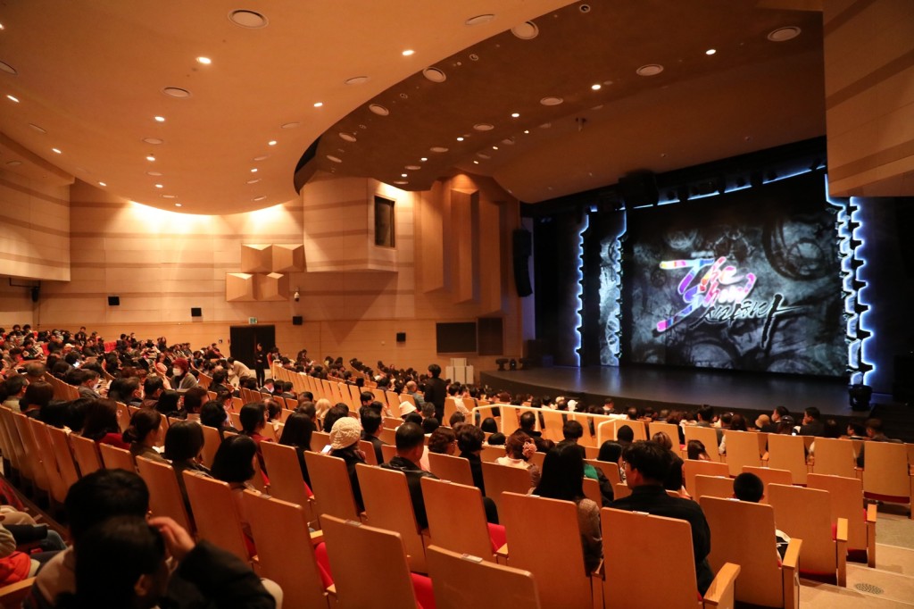 관람객들로 가득찬 공연장 모습