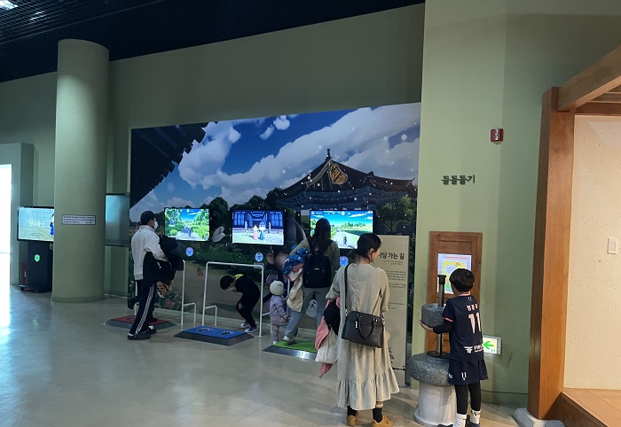 관람객들이 신규콘텐츠인 서당가는 길을 체험하고 있다.