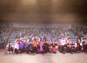 동국제강 포항공장 임직원들과 가족들이 28일 뮤지컬 ‘더 쇼! 신라하다’ 공연을 단체 관람 후 공연배우들과 함께 기념사진을 찍고 있다