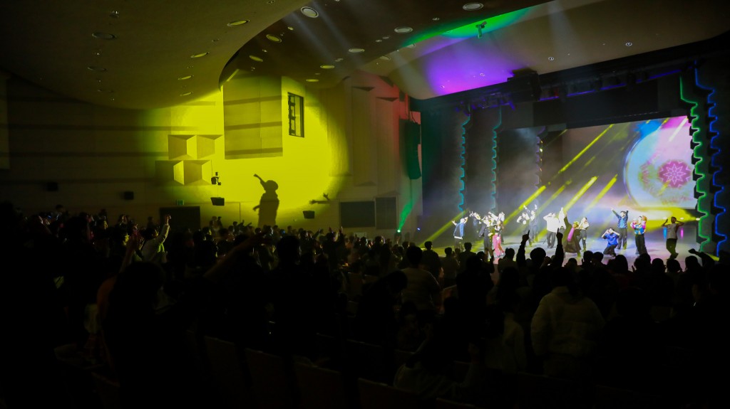 동국제강 포항공장 임직원들과 가족들이 28일 송년의 밤 행사로 뮤지컬 ‘더 쇼! 신라하다’ 공연을 관람하며 배우들과 함께 흥겨운 시간을 보내고 있다.