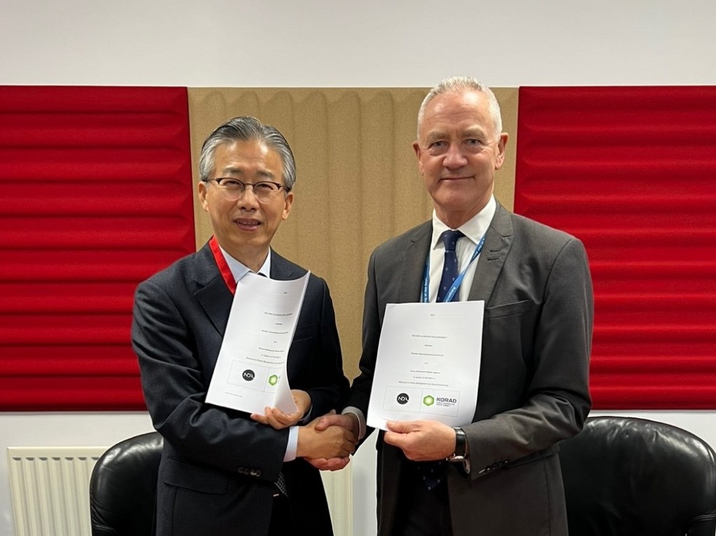 사진1. 한국원자력환경공단 조성돈 이사장과 NDA David Peattie 이사장이 MOU를 체결하여 기념 사진을 찍고 있다.