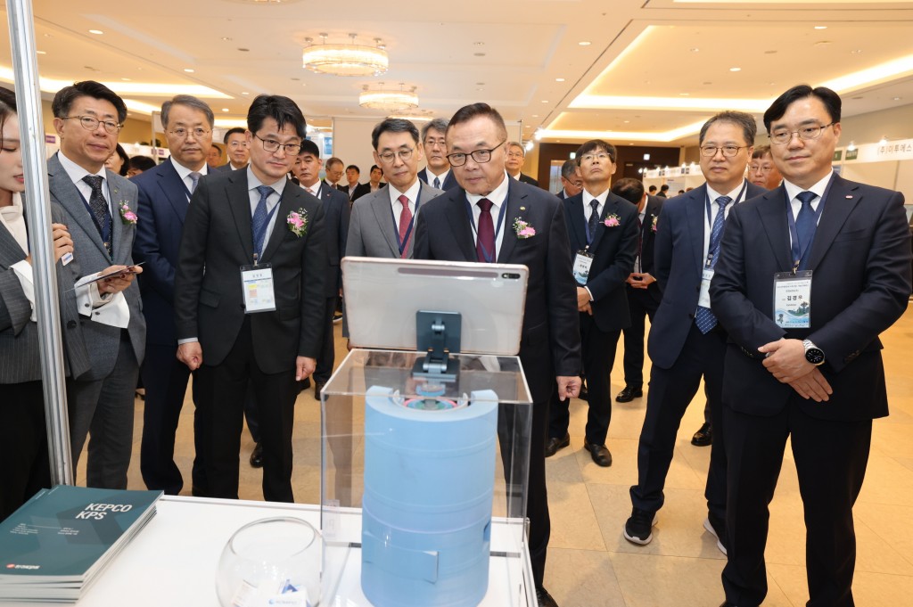 사진3. 황주호 한수원 사장이 전시장을 둘러보고 있다