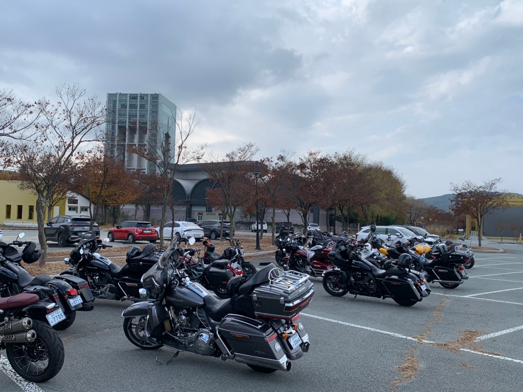 할리대이비슨 패리리투어 행사 참여를 위해 라이더들이 타고온 오토바이들1