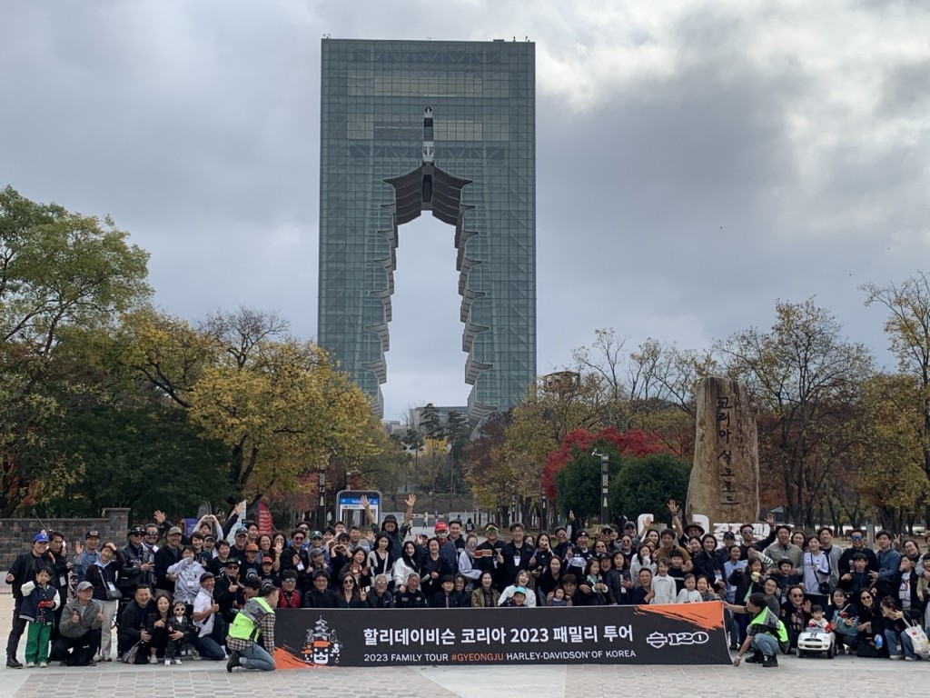 할리데이비슨 패밀리투어 참가자들이 경주타워 앞에서 기념사진을 찍고 있다