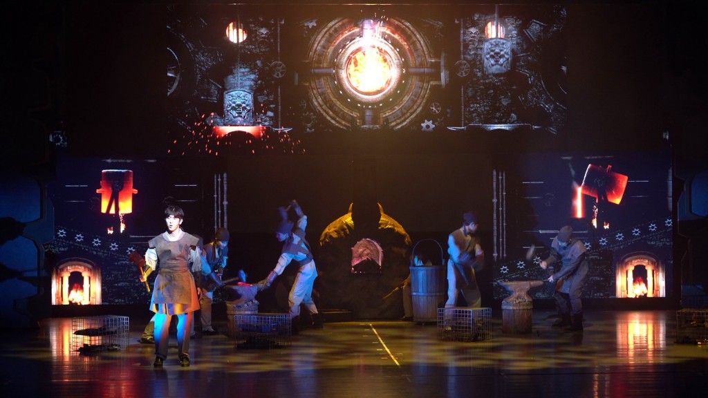 화려한 무대 영상이 가미된 대장간 장면