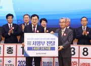 1-1. 박몽룡 APEC경주유치범시민추진위원장(오른쪽)이 주낙영 경주시장(왼쪽)에게 100만 서명운동 서명부를 전달하고 있다