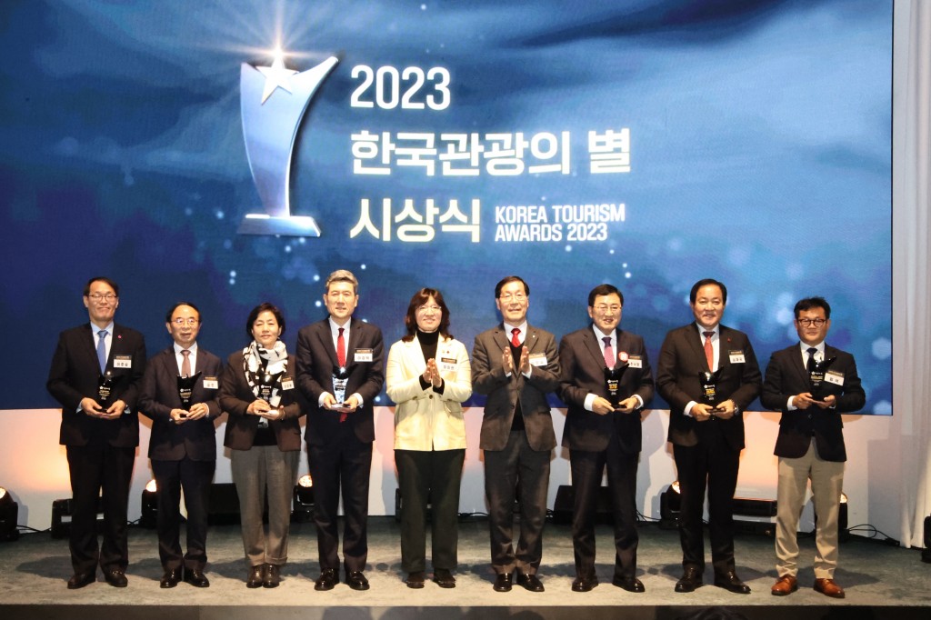 1-3. 주낙영 시장(왼쪽에서 세번째)을 포함한 수상자들이 13일 서울 용산 드래곤시티 호텔에서 열린 2023 한국관광의 별 행사에 참석해 수상 후 기념촬영을 하고 있다