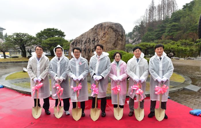 기념식수 기념촬영 중앙에 경주시 김성학부시장과 김남일사장