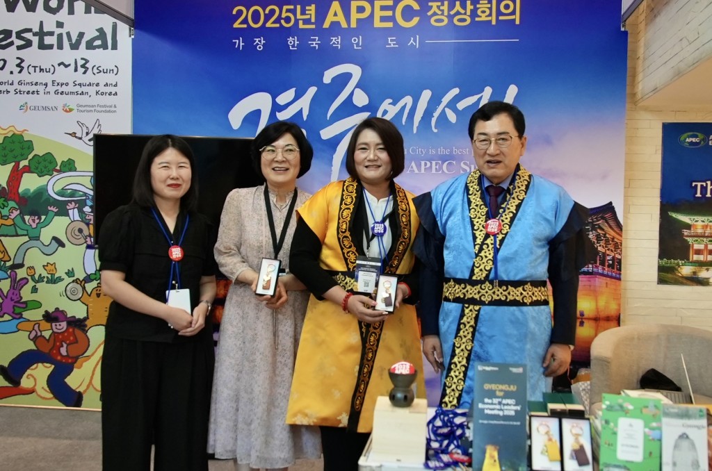 주낙영 경주시장  2.28 태국 파타야 세계축제협회 컨퍼런스 참석하여 태국 핏사눌록부시장(왼쪽 세번째)과 APEC 경주를 홍보하고 있다.