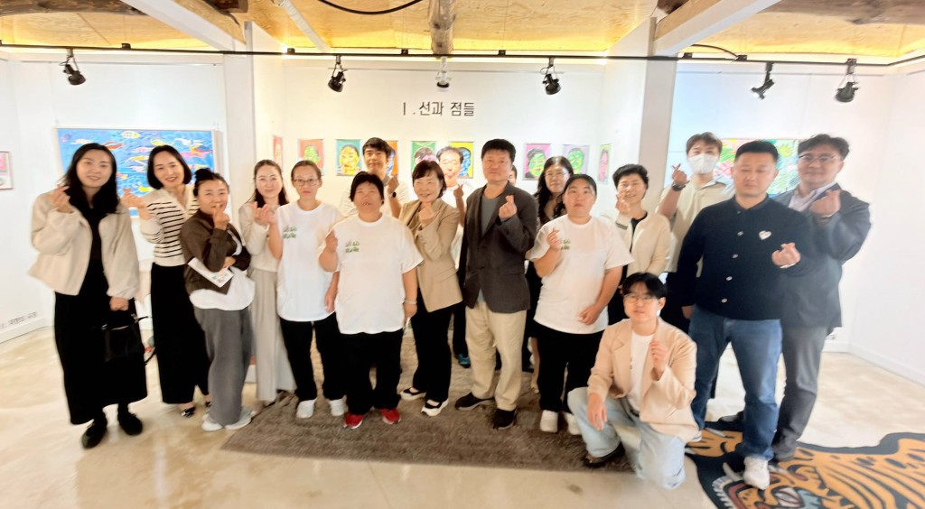 2-2. 제4회 정신건강 예술전 참가자와 관계자들이 15일 경주큐신라민화갤러리에서 기념촬영을 하고 있다