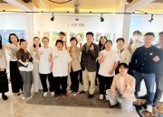 2-2. 제4회 정신건강 예술전 참가자와 관계자들이 15일 경주큐신라민화갤러리에서 기념촬영을 하고 있다